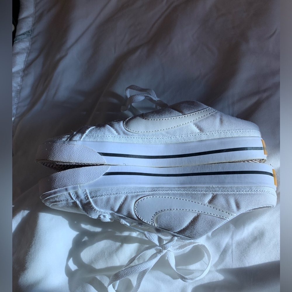 White Nike Low Sneakers with Stripe Detail. Sz 6/36 - Picture 2 of 6